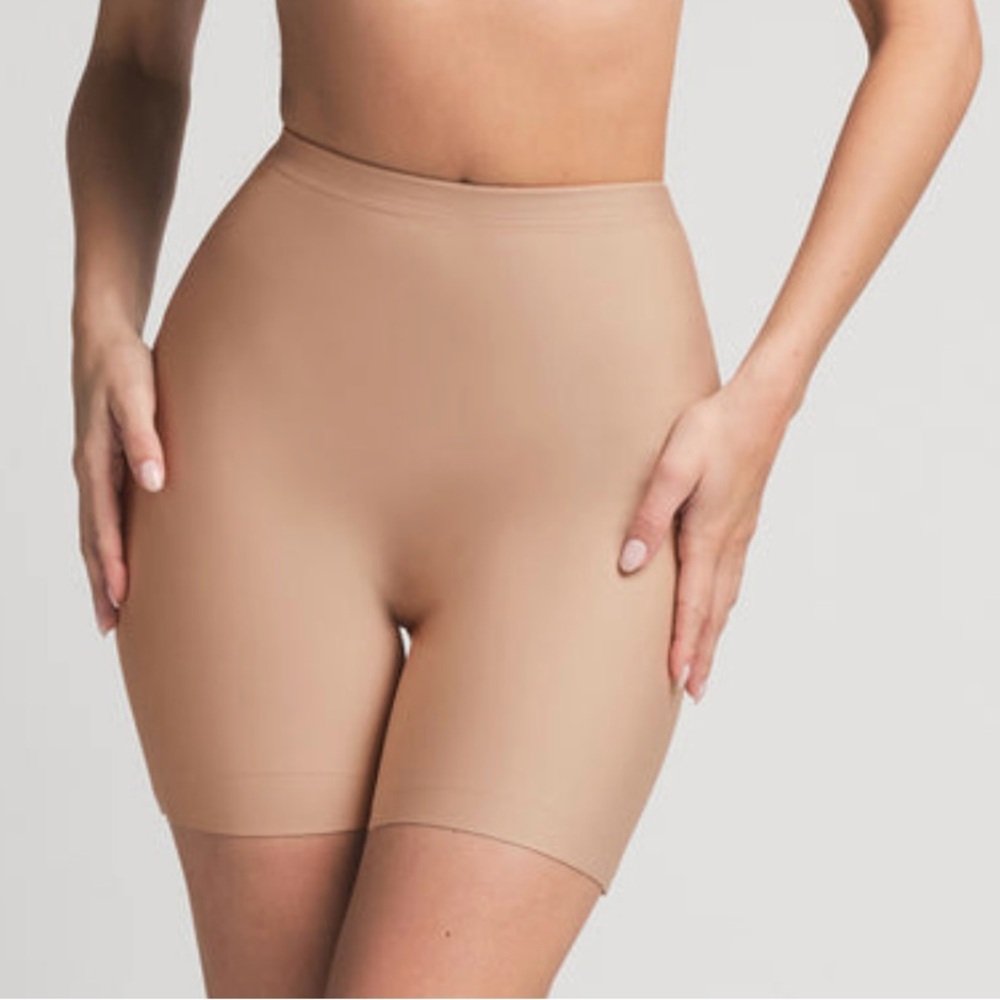 SKIMS BUTT ENHANCING PADDED SHORT SIZE MEDIUM COLOR CLAY